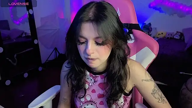 larah uwu online show from November 22, 7:35 pm