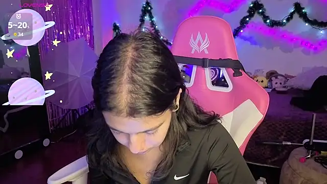 larah uwu online show from January 7, 7:16 pm