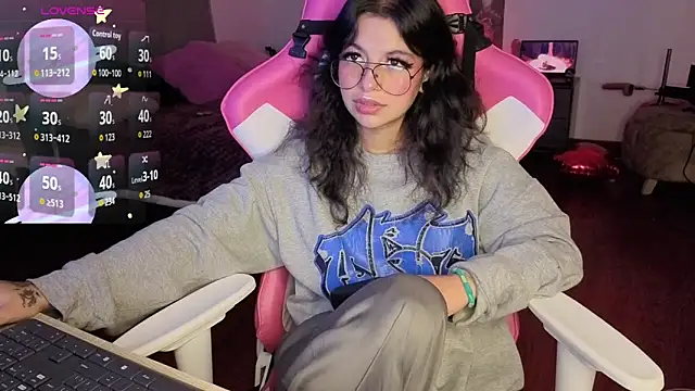 larah uwu online show from February 16, 7:21 pm