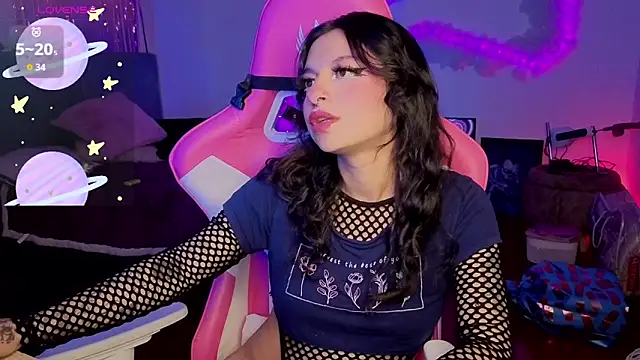 larah uwu online show from March 30, 8:43 pm