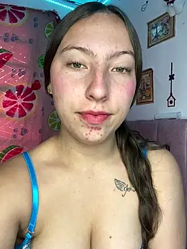 Snapshot of Tiara_19 chatting on October 20, 10:32 pm Tiara 19 online show from October 20, 10:32 pm