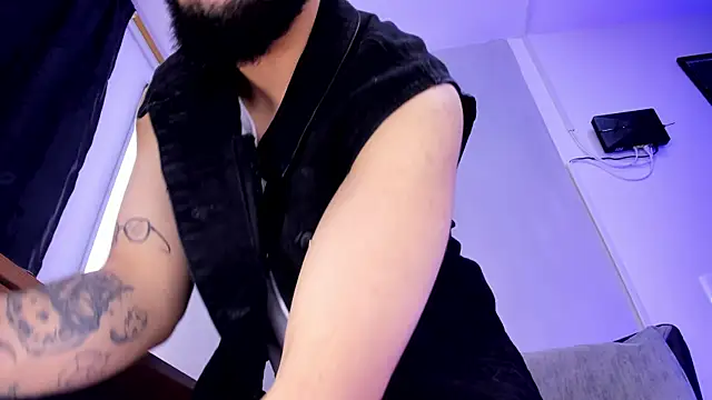 Snapshot of Noah_devil_ chatting on December 15, 3:44 am Noah devil online show from December 15, 3:44 am