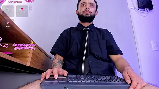 Snapshot of Noah_devil_ chatting on December 19, 3:35 am Noah devil online show from December 19, 3:35 am