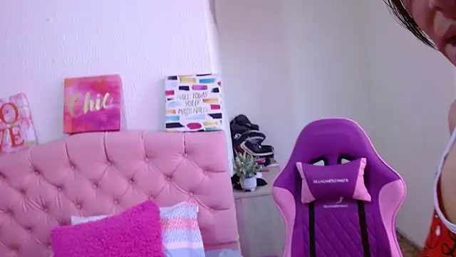 Snapshot of Charlote_lowen chatting on October 5, 12:58 pm Charlote lowen online show from October 5, 12:58 pm