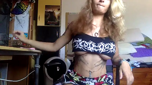 Snapshot of piccolaflo chatting on July 19, 12:42 pm piccolaflo online show from July 19, 12:42 pm