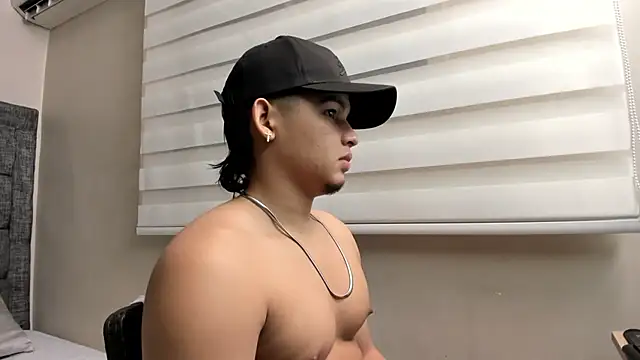 Snapshot of Riky_Strong chatting on November 7, 3:17 am Riky Strong online show from November 7, 3:17 am