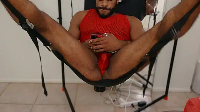 Snapshot of Piercedmuscle80 chatting on April 28, 10:37 pm Piercedmuscle80 online show from April 28, 10:37 pm