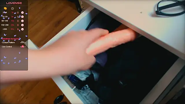 Snapshot of darlingeva1010 chatting on October 10, 2:10 am darlingeva1010 online show from October 10, 2:10 am