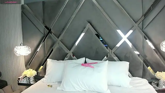 Snapshot of CoraimaSahin chatting on November 19, 4:34 am CoraimaSahin online show from November 19, 4:34 am