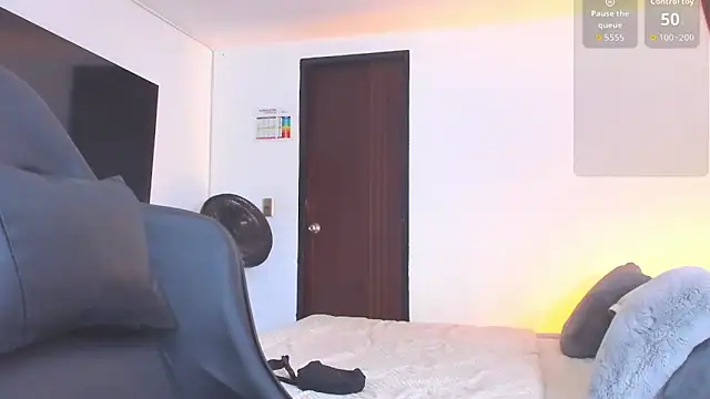 Snapshot of RJBarto chatting on October 17, 6:21 pm RJBarto online show from October 17, 6:21 pm