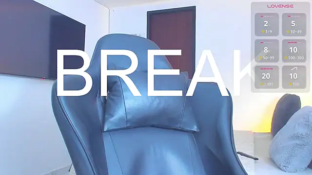 Snapshot of RJBarto chatting on November 9, 6:39 pm RJBarto online show from November 9, 6:39 pm