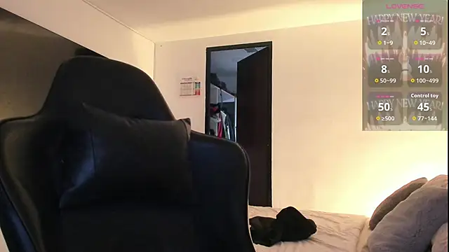 Snapshot of RJBarto chatting on February 26, 1:04 am RJBarto online show from February 26, 1:04 am