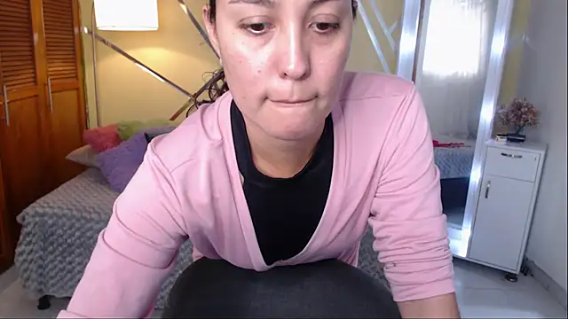 Snapshot of shirleyrojas chatting on October 18, 7:47 pm shirleyrojas online show from October 18, 7:47 pm