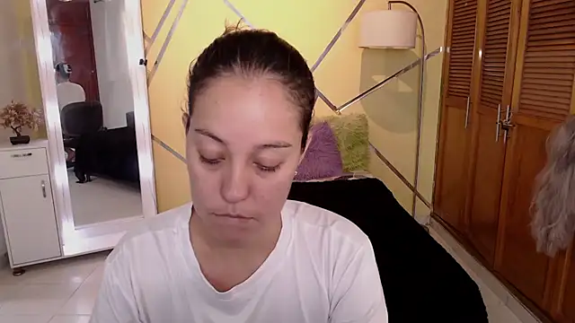 Snapshot of shirleyrojas chatting on December 15, 9:30 pm shirleyrojas online show from December 15, 9:30 pm