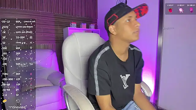 Snapshot of IsaacBlack_ chatting on September 16, 4:46 am IsaacBlack online show from September 16, 4:46 am