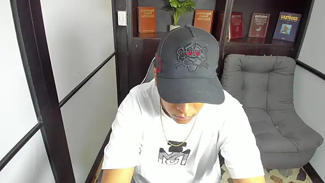 Snapshot of IsaacBlack_ chatting on October 17, 4:37 am IsaacBlack online show from October 17, 4:37 am