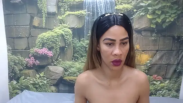 Snapshot of GlowGoddessxx chatting on June 27, 3:44 am GlowGoddessxx online show from June 27, 3:44 am
