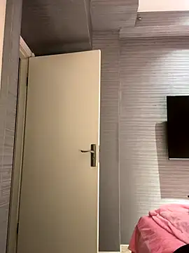 anna yngs online show from December 22, 2:52 am