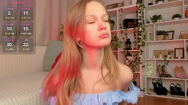 Snapshot of Kara_smalltits chatting on January 6, 12:20 pm Kara smalltits online show from January 6, 12:20 pm