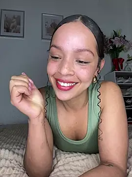 Snapshot of Yasmin777_ chatting on April 19, 12:11 am Yasmin777 online show from April 19, 12:11 am