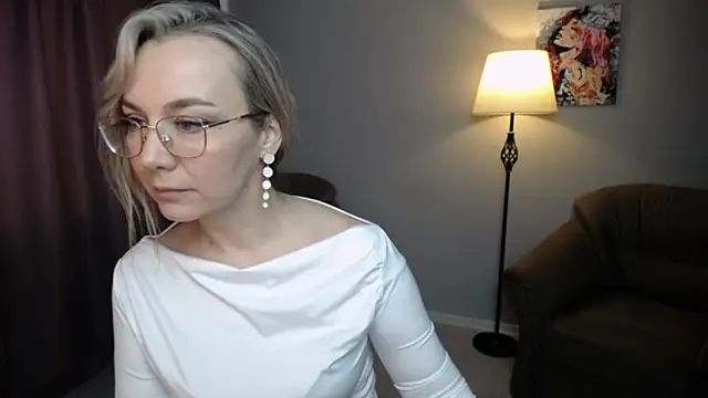 Ava Elior online show from January 19, 10:30 am