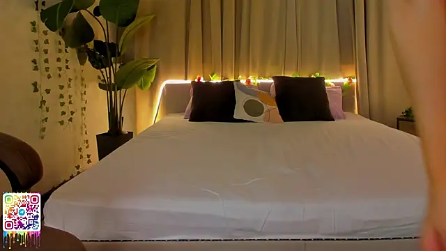 FlirtyAura online show from April 14, 11:49 am