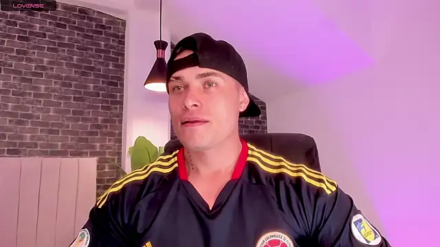 connorsmiith online show from April 2, 12:41 am