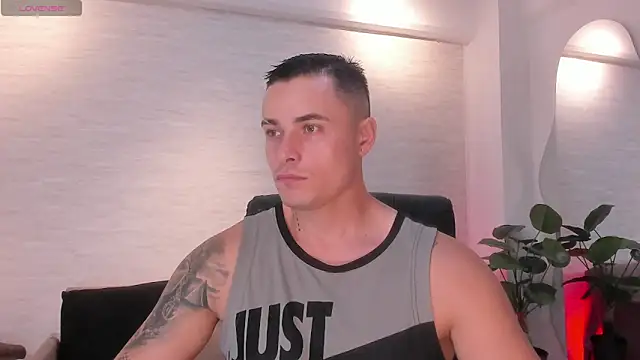 connorsmiith online show from April 12, 11:32 pm