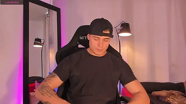 Snapshot of connorsmiith chatting on June 23, 2:37 pm connorsmiith online show from June 23, 2:37 pm