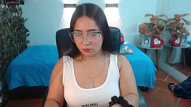 tinisweet online show from April 8, 2:06 pm