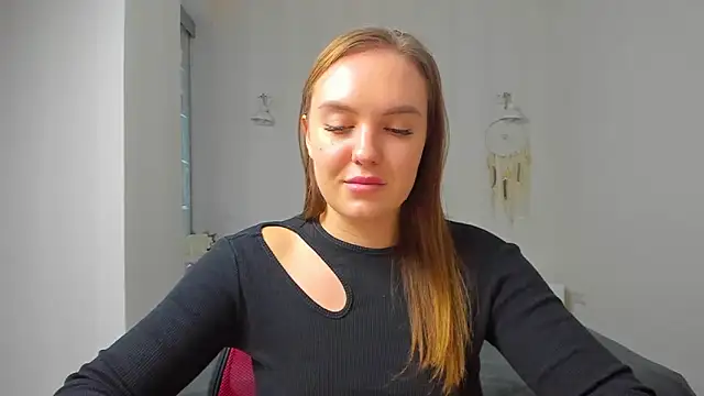 Snapshot of EmmaNorman chatting on October 13, 1:00 pm EmmaNorman online show from October 13, 1:00 pm