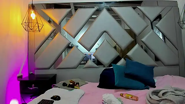 Lorenn Hill online show from October 12, 1:43 pm