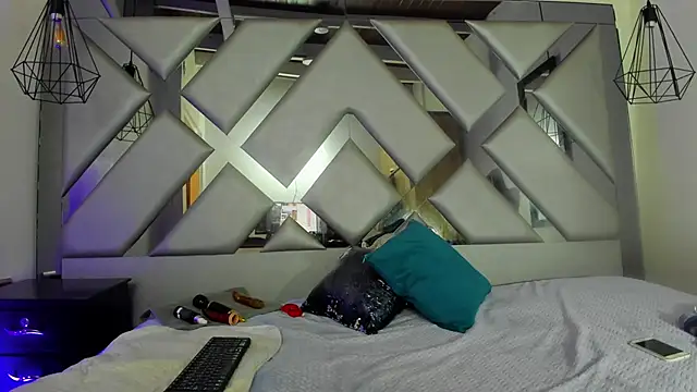 Lorenn Hill online show from December 4, 12:58 pm