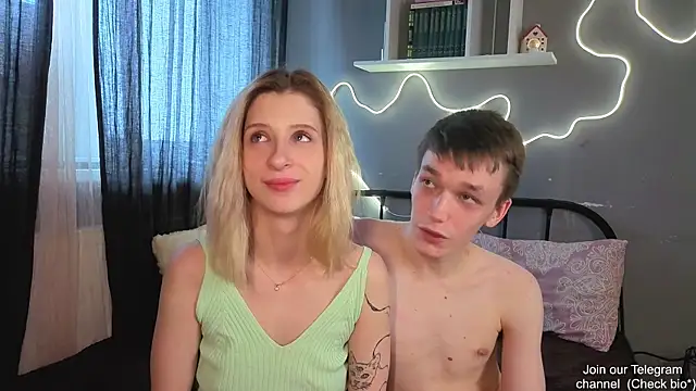 Snapshot of Lewis_and_Marta chatting on October 20, 6:25 am Lewis and Marta online show from October 20, 6:25 am