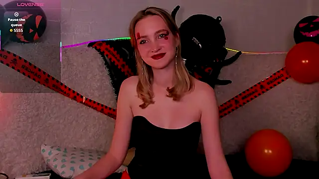 Snapshot of EllaBloom chatting on October 31, 4:08 pm EllaBloom online show from October 31, 4:08 pm