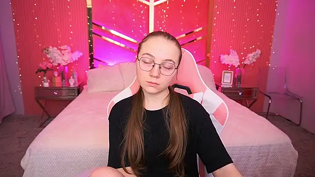 ArrinaWairr online show from February 12, 9:04 am