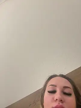 NellyExtraa online show from March 6, 10:50 pm