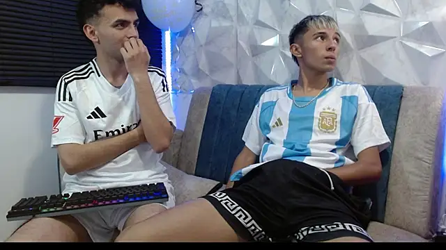 Snapshot of Isaac_tan chatting on September 18, 2:02 am Isaac tan online show from September 18, 2:02 am