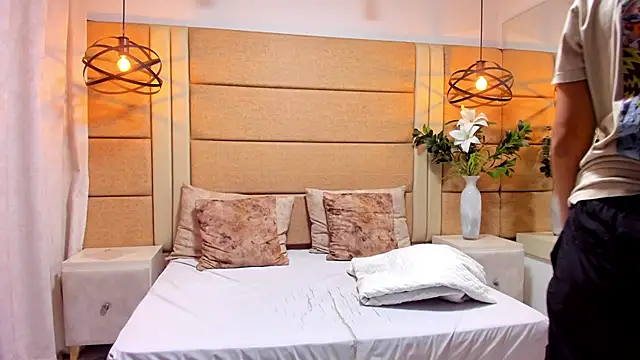 Snapshot of AnnieAndReach chatting on November 25, 7:47 pm AnnieAndReach online show from November 25, 7:47 pm