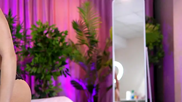 LalaRoze online show from March 5, 7:32 pm