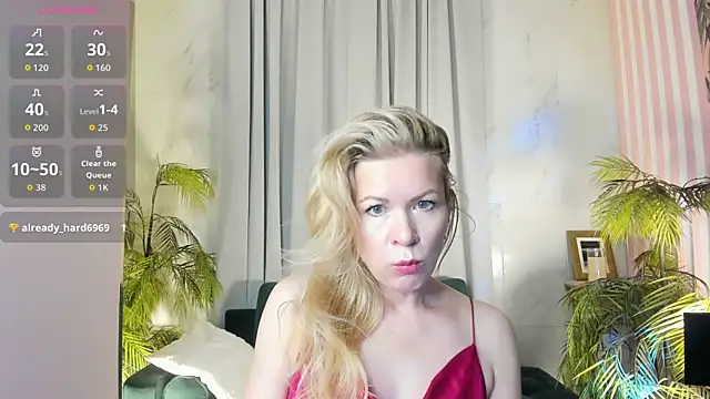 Julia Giulia online show from April 8, 2:28 pm