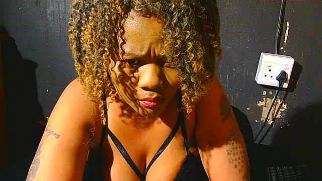 Snapshot of Augustine-Blooomxx chatting on October 20, 12:33 am Augustine-Blooomxx online show from October 20, 12:33 am