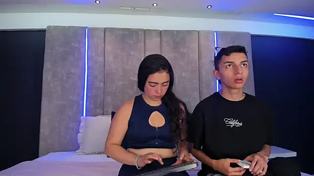Snapshot of NickandAbby_ chatting on April 20, 7:15 pm NickandAbby online show from April 20, 7:15 pm