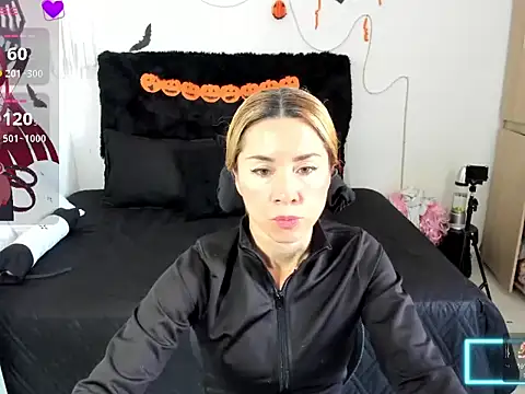 Snapshot of angie_blondies chatting on October 18, 2:40 pm angie blondies online show from October 18, 2:40 pm