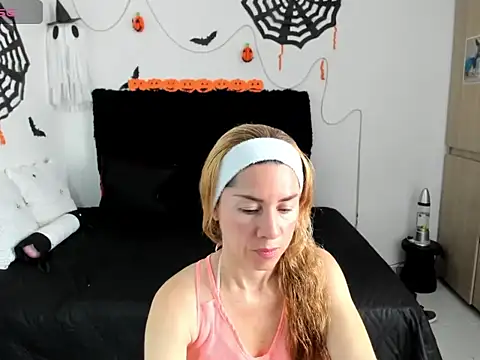 Snapshot of angie_blondies chatting on October 20, 2:39 pm angie blondies online show from October 20, 2:39 pm