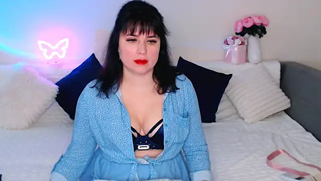 Snapshot of Bella_Hillss chatting on October 2, 6:15 pm Bella Hillss online show from October 2, 6:15 pm