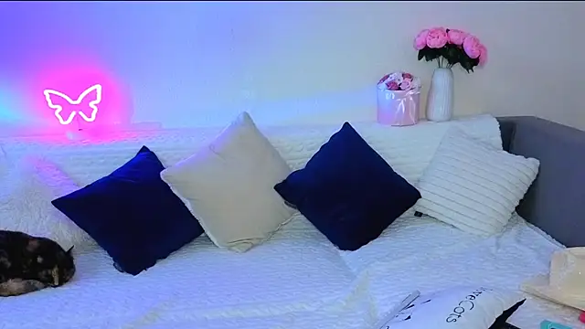 Snapshot of Bella_Hillss chatting on October 11, 6:28 pm Bella Hillss online show from October 11, 6:28 pm