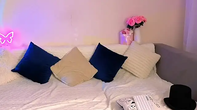 Snapshot of Bella_Hillss chatting on November 6, 7:48 pm Bella Hillss online show from November 6, 7:48 pm