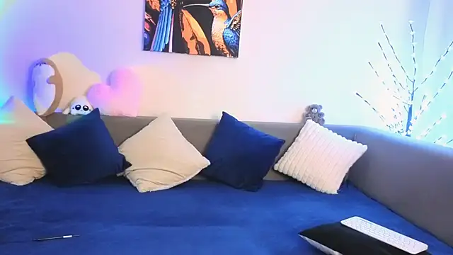 Bella Hillss online show from March 17, 8:01 pm