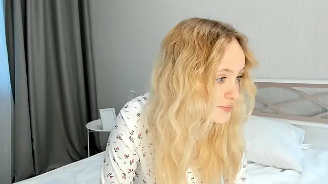 Snapshot of Julliakoill chatting on October 13, 10:37 am Julliakoill online show from October 13, 10:37 am